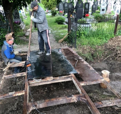 У селі на Тернопільщині люди ліквідовують проблему, до якої призвела негода