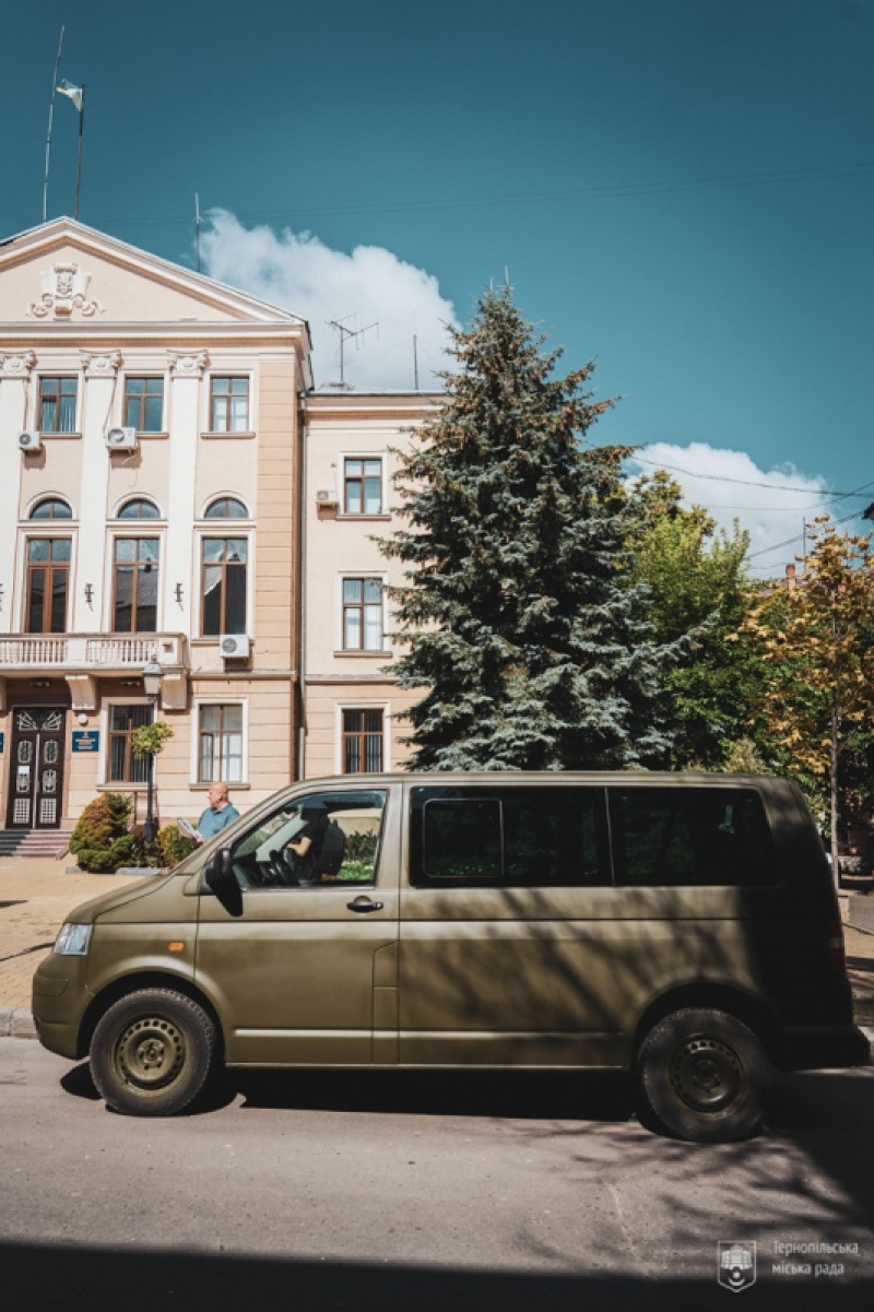 З Тернополя для потреб військовослужбовців ЗСУ передали вантажний мікроавтобус