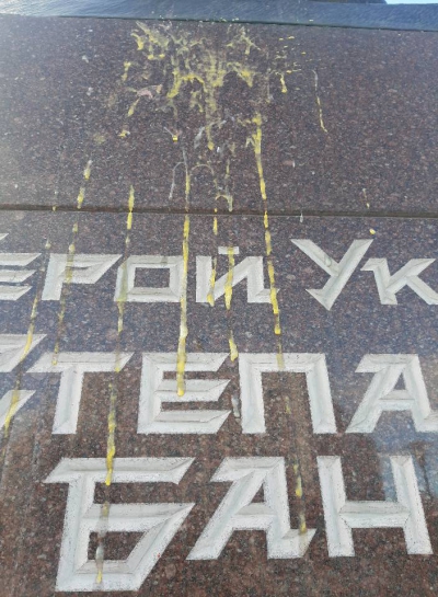 В центрі Тернополя пам’ятник Герою України закидали яйцями (фото)