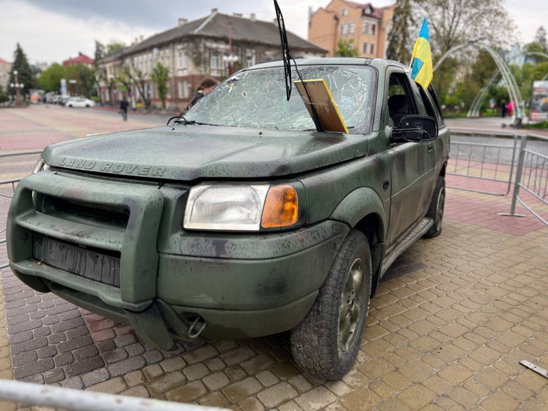 У центрі Тернополя розмістили автівку, яка потрапила під ворожий обстріл на околицях Бахмута (фотофакт)