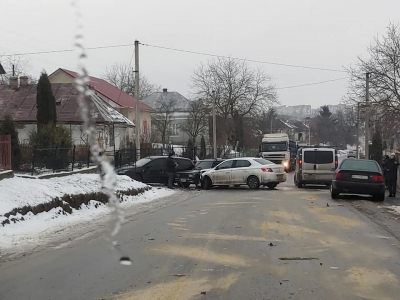 ДТП на Тернопільщині: на дорозі не розминулися декілька автівок (фото)