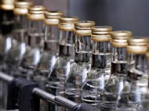 Засудили групу осіб, які виготовляли алкогольні напої у підпільному цеху поблизу Тернополя