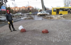 На бульварі Данила Галицького у Тернополі встановили тринадцять обмежувачів