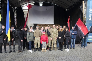 У центрі Тернополя вояків відпроваджували на схід України