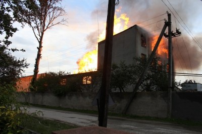 Правоохоронці Тернопільщини розслідують причини пожежі на заводі у Збаражі
