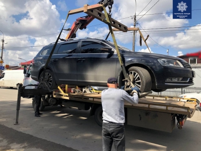 За неправильне паркування у Тернополі оштрафували більше десятка водіїв. Один автомобіль евакуювали на арештмайданчик