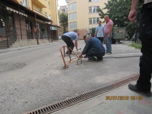 Біля тернопільського ресторану «Мюнхаузен» демонтували незаконно встановлені обмежувачі руху