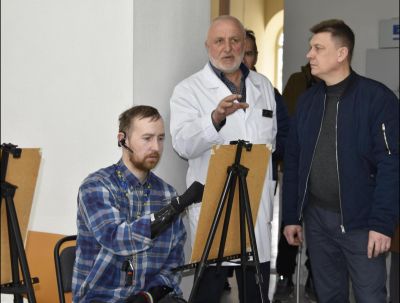 Дивовижні малюнки воїнів: волонтери організували заняття з арт-терапії для захисників