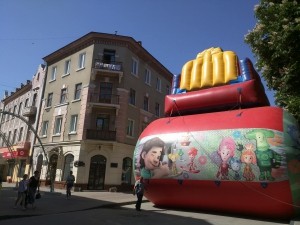 У центрі Тернополя встановили батут заввишки з будівлю (фото)