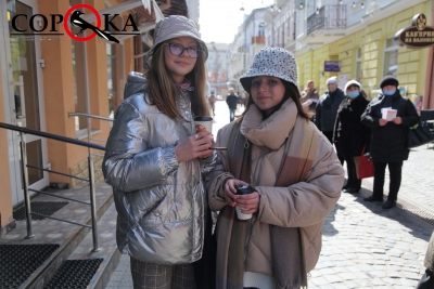 У центрі Тернополя перехожих пригощали кавою з особливим гаслом (фоторепортаж)