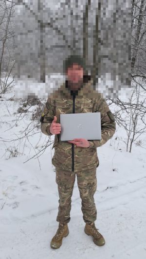 «Українська команда» Тернопілля передала ноутбук військовим 105-ї бригади