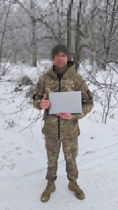 «Українська команда» Тернопілля передала ноутбук військовим 105-ї бригади