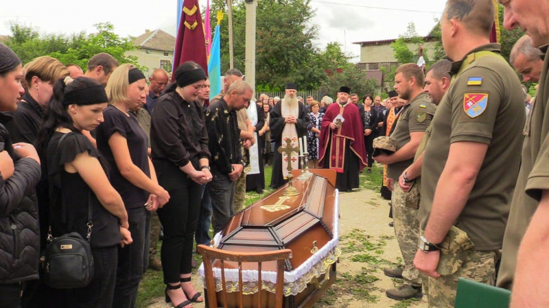 Жителі громади на Тернопільщині провели в останню дорогу полеглого воїна Миколу Гасюка