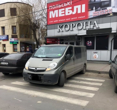 Тернопільські водії залишають автіки, де заманеться