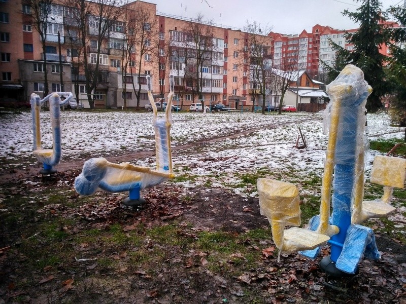 У Тернополі встановлюють новий спортмайданчик (фото)
