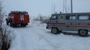 На Тернопільщні &quot;швидка&quot;, що їхала на виклик до хворого, застрягла на грунтовій дорозі