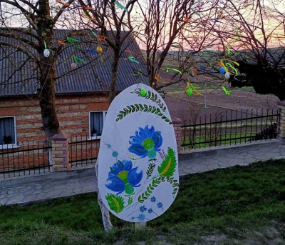 Село на Тернопільщині прикрасили величезними писанками (фотофакт)