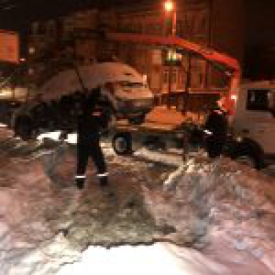 У Тернополі автомобілі, які першкоджали прибиранню снігу, вночі евакуювали на штрафмайданчик