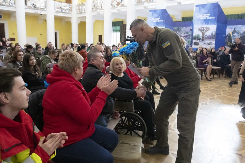 Київ закупив 113 квартир для тимчасового проживання переселенців, - Кличко вручив ордери 64 родинам