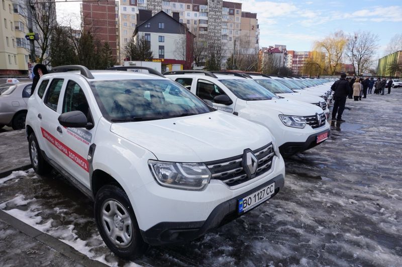 Новенькі автомобілі для лікарів: амбулаторії сімейної медицини Тернопільщини отримали сучасні авто