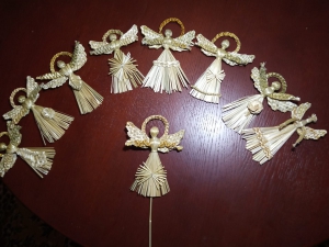 Капелюхи, птахи і навіть янголи – майстриня з Тернопільщини плете солом’яні витвори мистецтва
