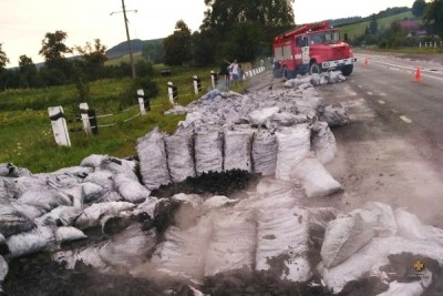 Посеред дороги у Тернопільській області загорілася вантажівка з вугіллям