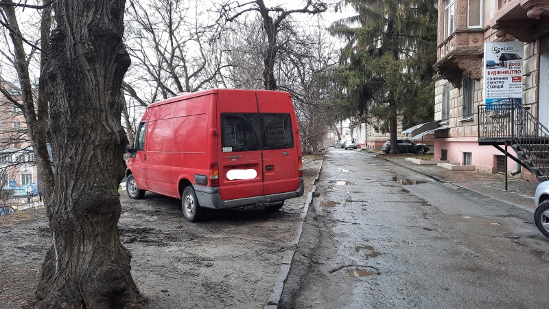 У Тернополі водії продовжують підкорювати газони (фотофакт)