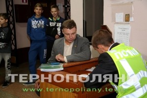 Міські чиновники намагались зірвати зустріч нардепа-укропівця з громадою у Тернополі (фоторепортаж)