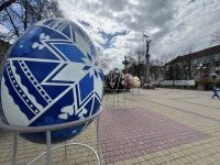 У центрі Тернополя встановили гігантські писанки (фотофакт)