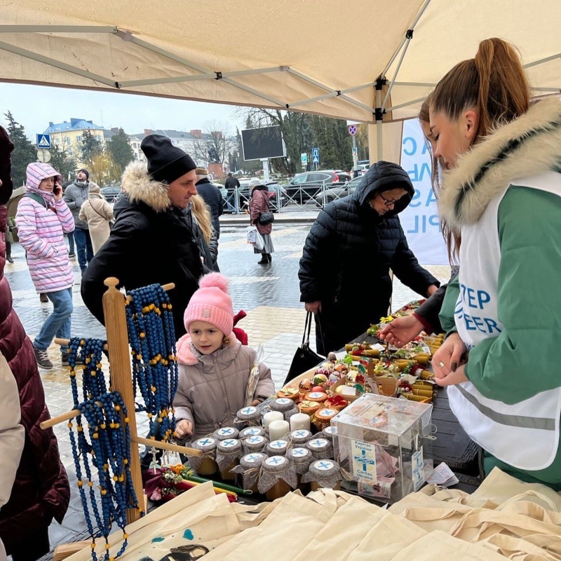 У Тернополі біля Катедри провели передріздвяний ярмарок