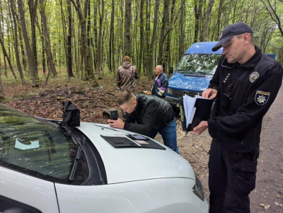 Змусили прибирати ліс: у Тернополі розшукали чоловіка, який викинув купи сміття у парку «Загребелля»