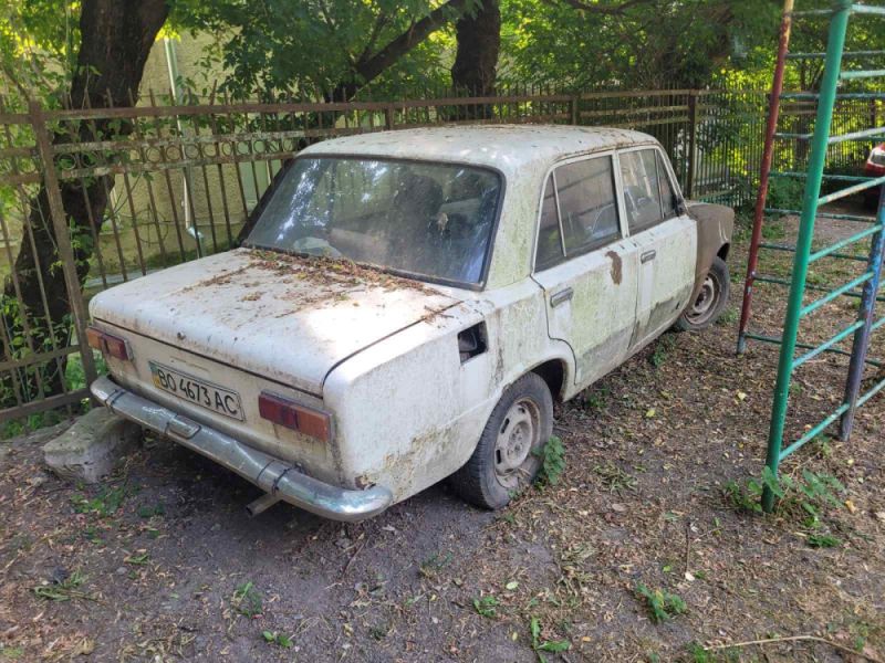 У Тернополі шукають власника покинутого автомобіля, що створює небезпеку біля житлового будинку