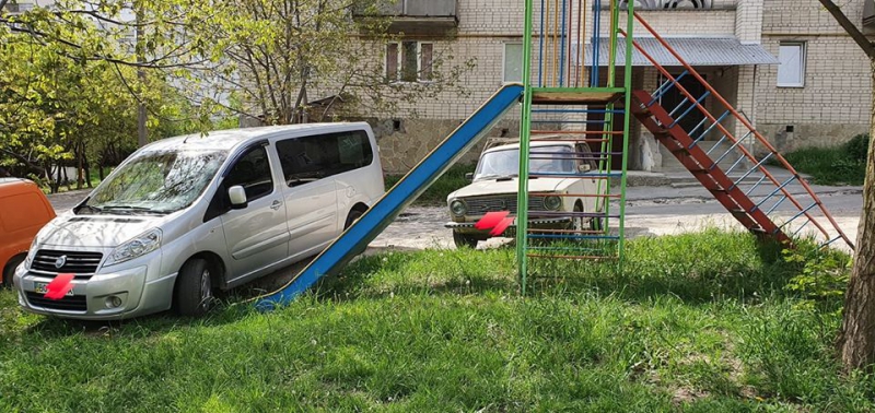 У Тернополі водій припаркувався на дитячому майданчику (фотофакт)