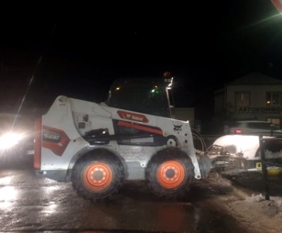 На дорогах Тернопільської громади цієї ночі працювало 25 одиниць снігоочисної техніки