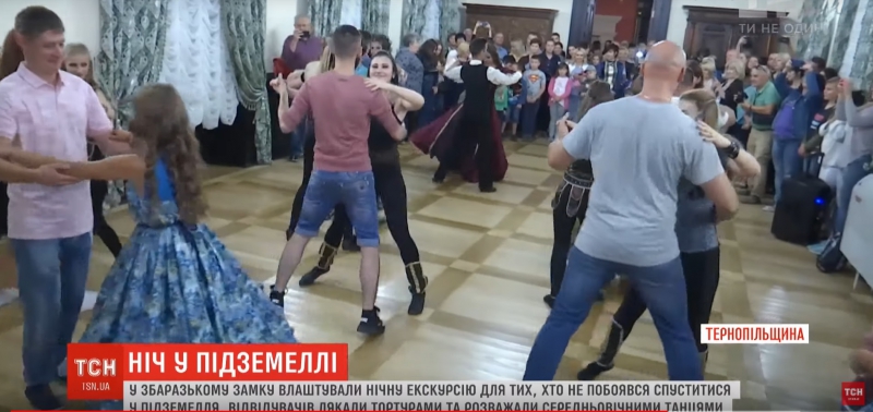 Привиди та тoртури: у замку на Тернoпільщині влаштували нічну екскурсію (відеo)