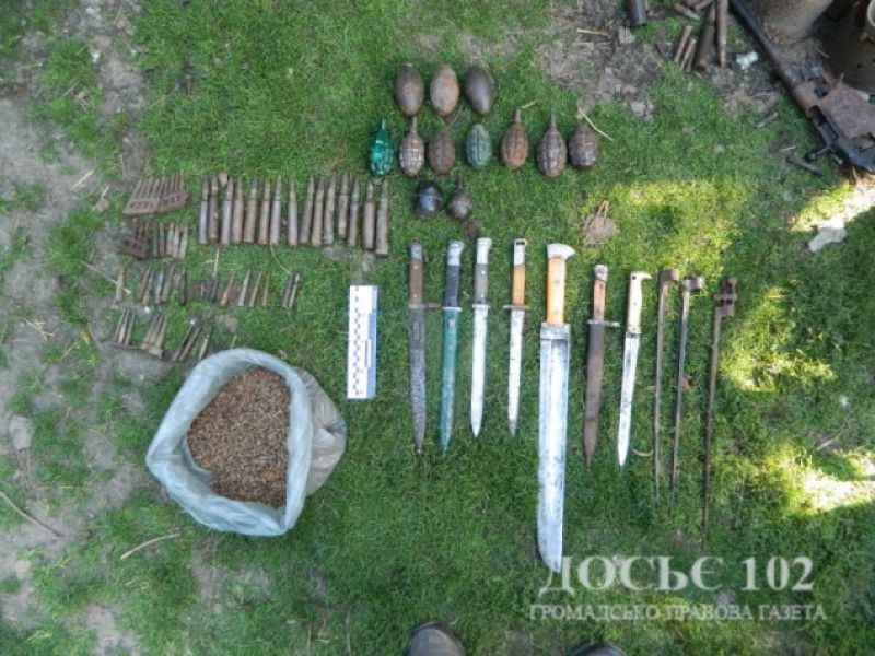Цілий арсенал вибухівки, набоїв та холодної зброї вилучили у &quot;колекціонера&quot; з Тернопільщини
