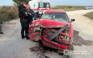 На Тернопільщині Audi зіткнувся з припаркованою вантажівкою: травмувалася 23-річна пасажирка