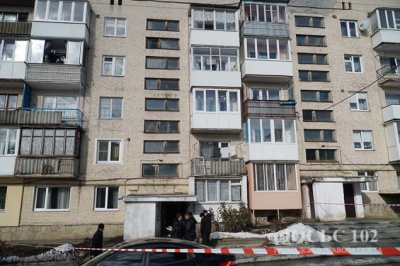 З грудей стирчав ніж: у Тернополі чоловік стрибнув із вікна багатоповерхівки та загинув