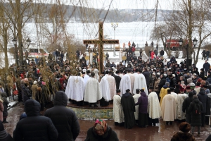 Сотні тернополян зібралися на набережній, щоб зачерпнути святої води (фоторепортаж)