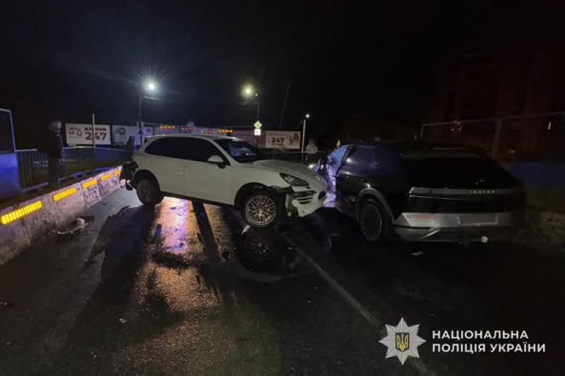 У Тернополі автомобіль Porsche врізався в Hyundai: 40-річний чоловік звернувся за меддопомогою