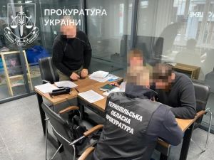Працівник ДП “Ліси України” та підприємець торгували дровами — їм повідомлено про підозру