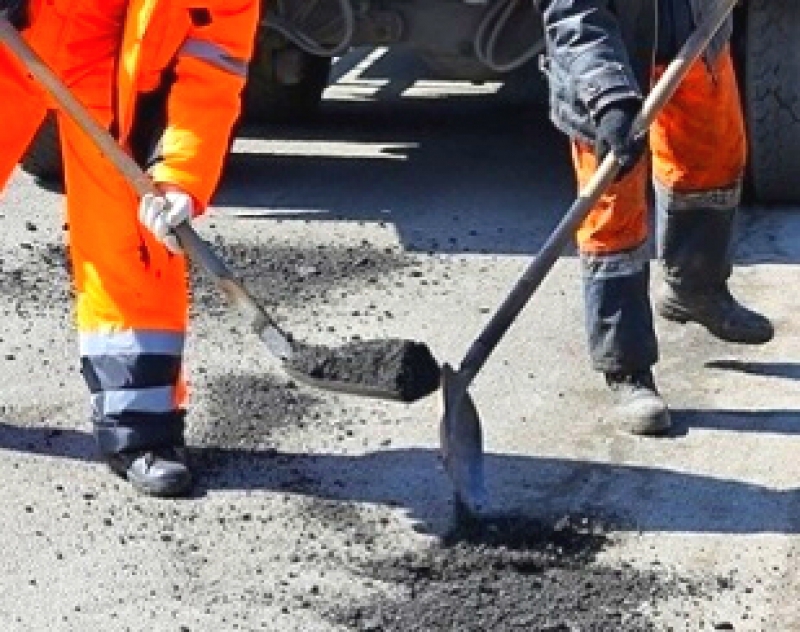 У Тернополі на проїжджих частинах вулиць ліквідовують вибоїни