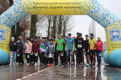 Напередодні Дня закоханих тернополяни бігали довкола ставу, щоб придбати грілки для ЗСУ (фоторепортаж)