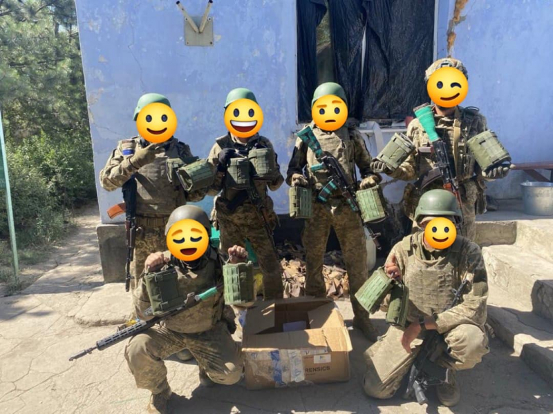 Бойові медики на чотирьох напрямках отримали тактичні аптечки з США
