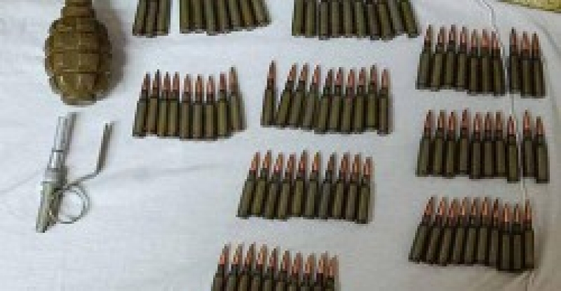 Поліцейські Тернопільщини затримали місцевого жителя під час збуту гранати та боєприпасів