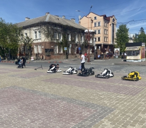 На Театральному майдані Тернополя демонтують об’єкти прокату дитячих картингів