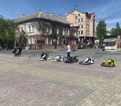 На Театральному майдані Тернополя демонтують об’єкти прокату дитячих картингів