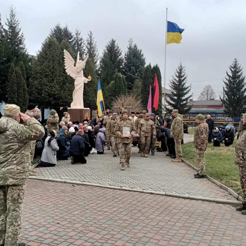 Жителі громади на Тернопільщині навколішки зустріли полеглого захисника