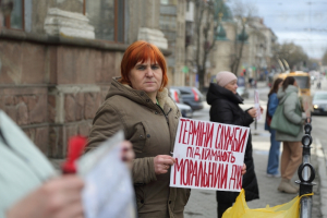 “На одних плечах війну не виграти”: у Тернополі рідні воїнів вимагають демобілізацію