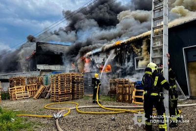 Експерти разом зі слідчими поліції встановлюють причини пожежі у Тернополі